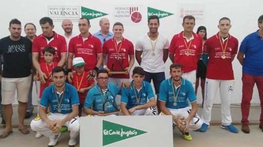 Protagonistes de la final de El Corte Inglés, ahir amb el seus trofeus.