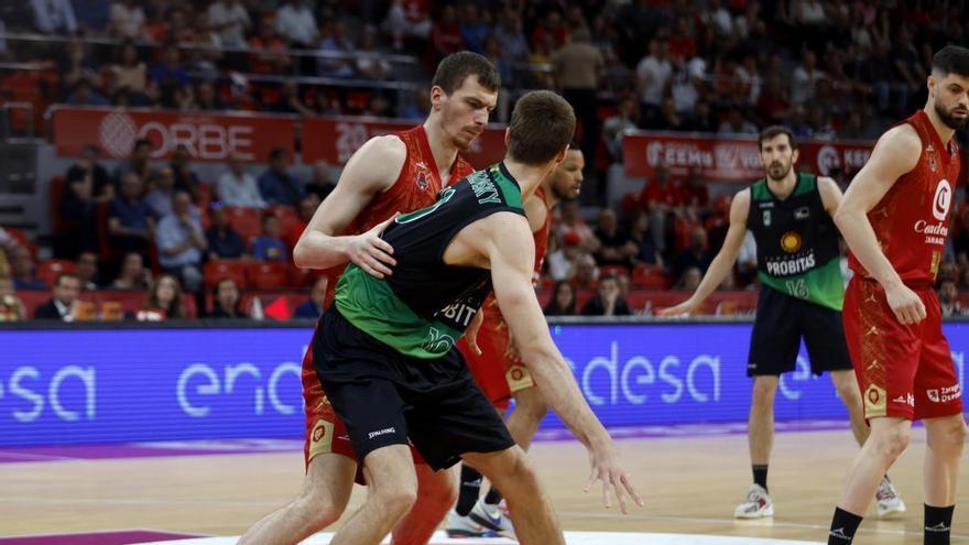 Simanic defiende a Brodziandsky durante el partido de este sábado