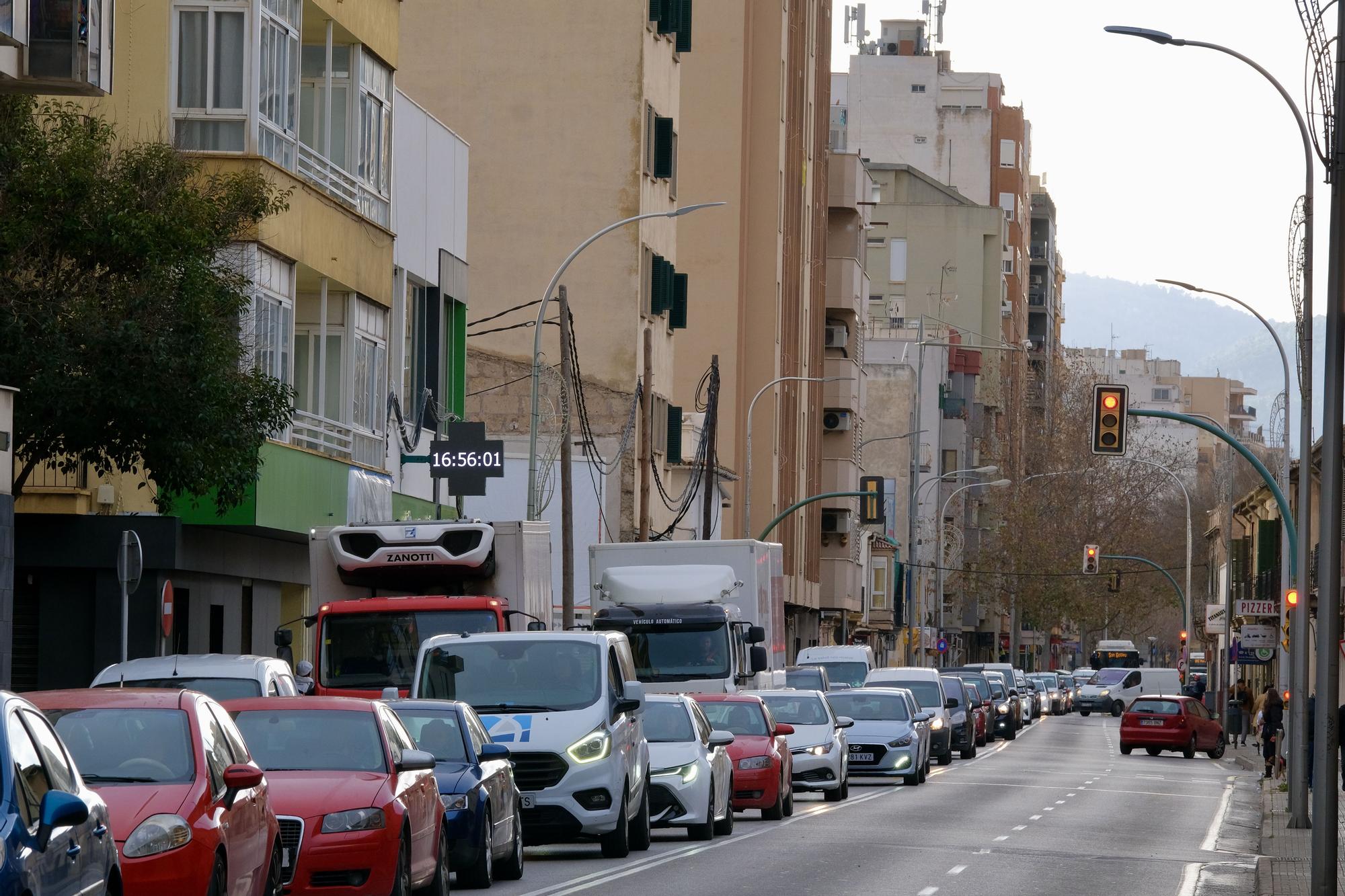 Monumental atasco en la calle Manacor de Palma por las obras de asfaltado
