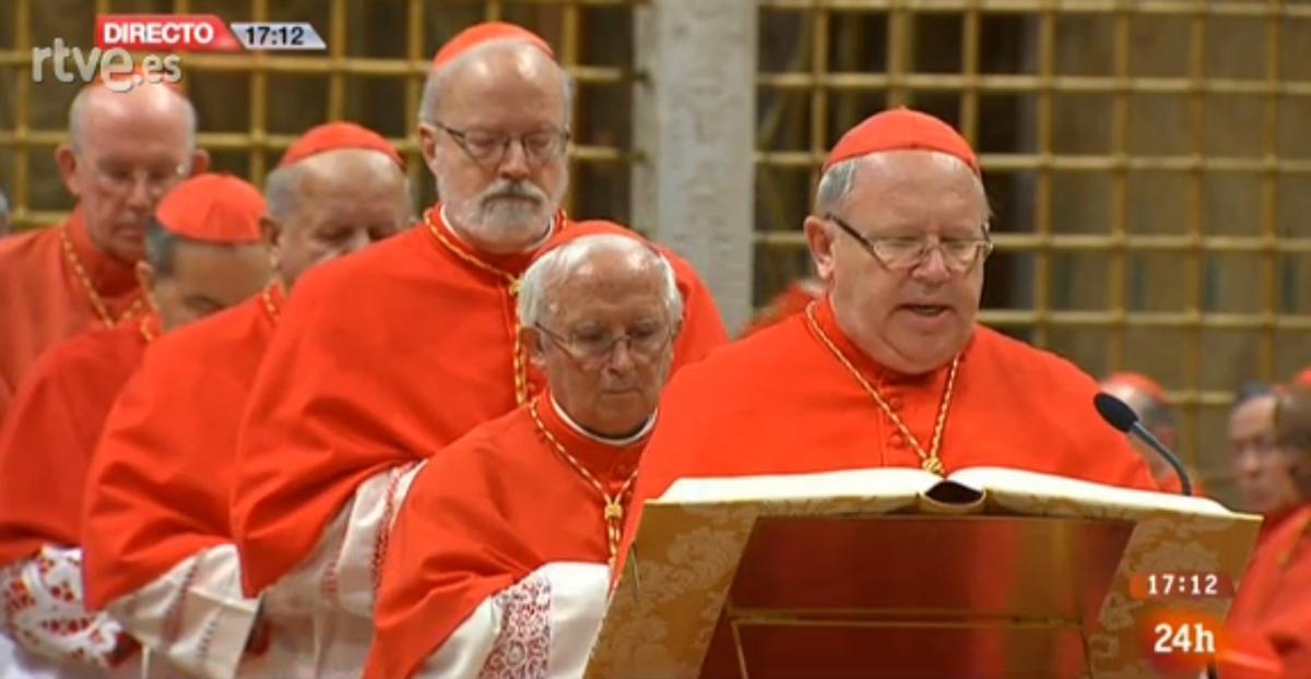 Antoni Cañizares, segundo por la derecha, en el cónclave de 2013 que eligió al papa Francisco.