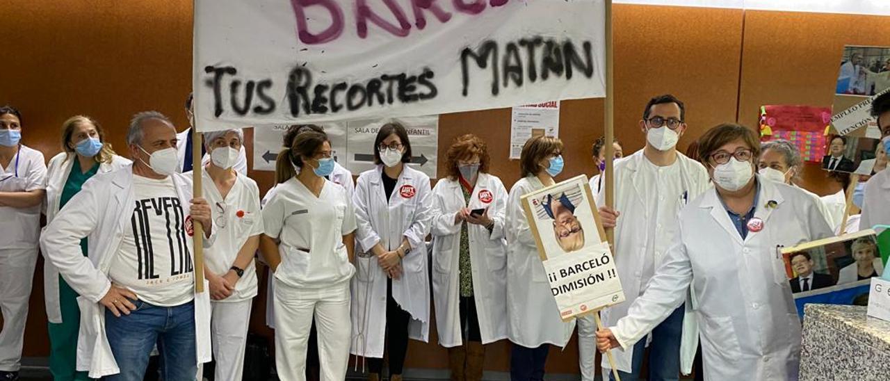 Protesta de los sindicatos para reclamar una ampliación de plantilla en el Provincial.