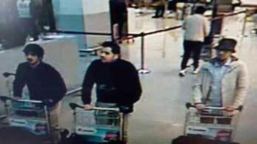 Los tres terroristas que atentaron en el aeropuerto de Zaventem.