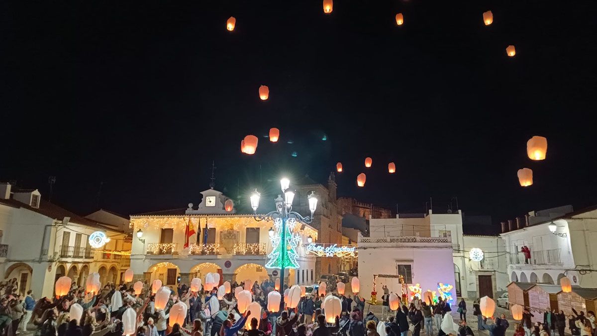 Farolillos ascendiendo al cielo en una de las actividades más emotivas del programa navideño, que reúne a familias y visitantes en la plaza del pueblo