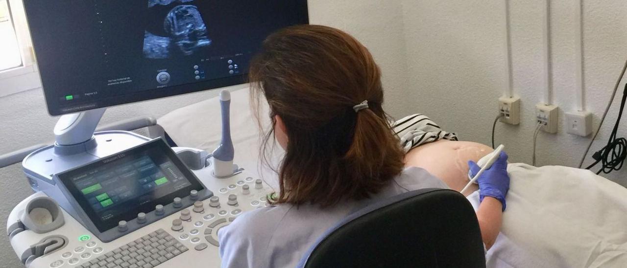 Una ginecóloga realiza una ecografía a una mujer embarazada. | LEVANTE-EMV