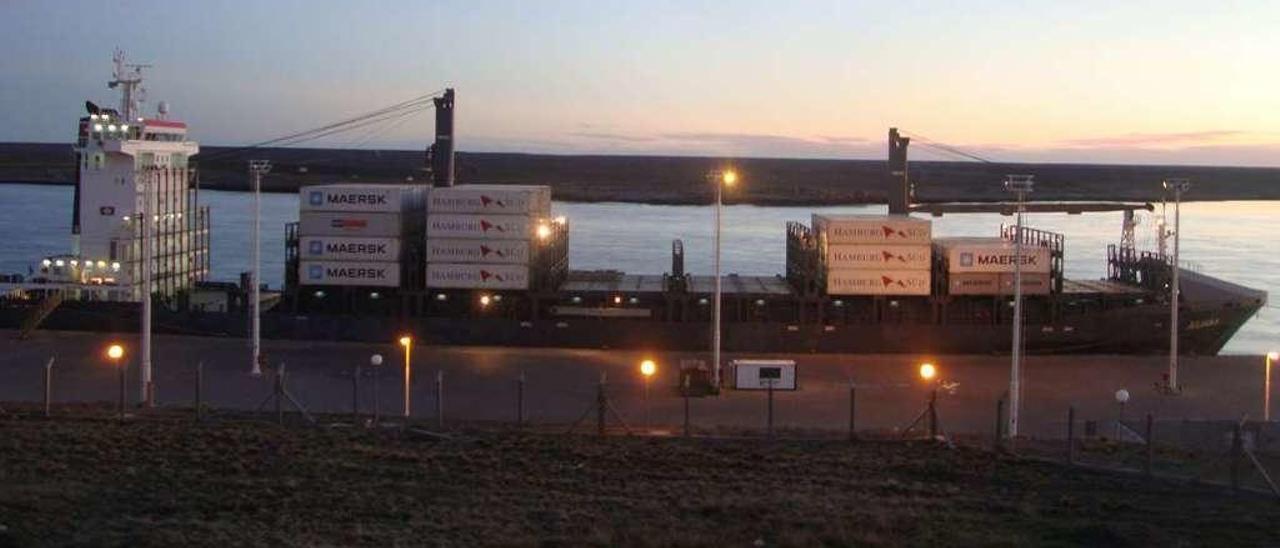 Buque con contenedores de Maersk , atracado en Puerto Deseado. // Deseado Revista
