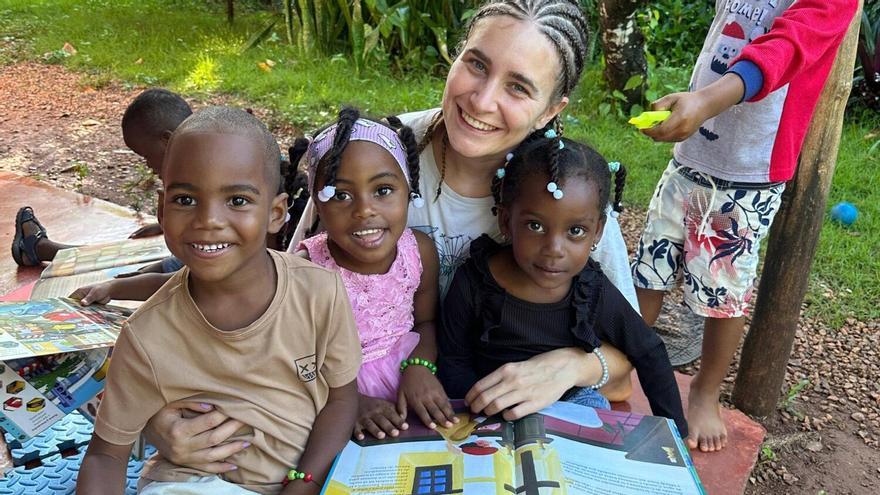 El voluntariat de Tiana Catany, d'Artés, en una escola de la República Dominicana