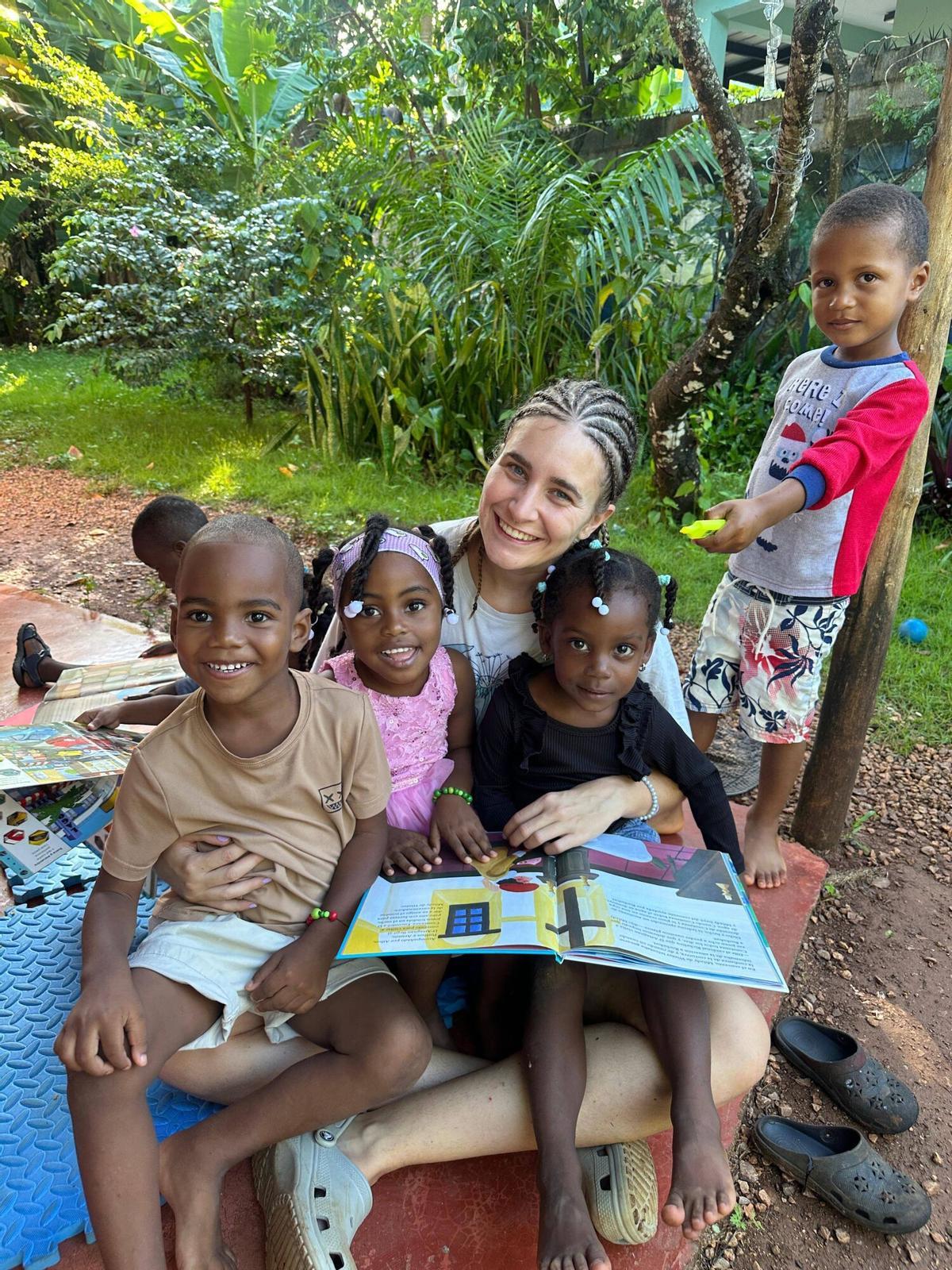 Imatges del voluntariat de Tiana Catany, dArtés, en una escola de la República Dominicana