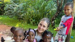 Imatges del voluntariat de Tiana Catany, dArtés, en una escola de la República Dominicana