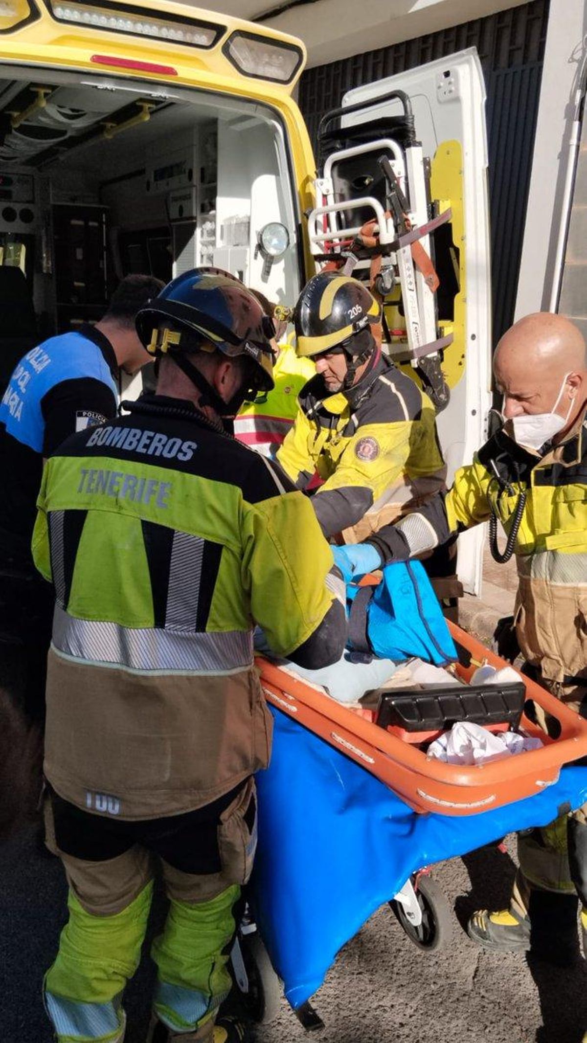 Bomberos de Tenerife trabajan junto al SUC