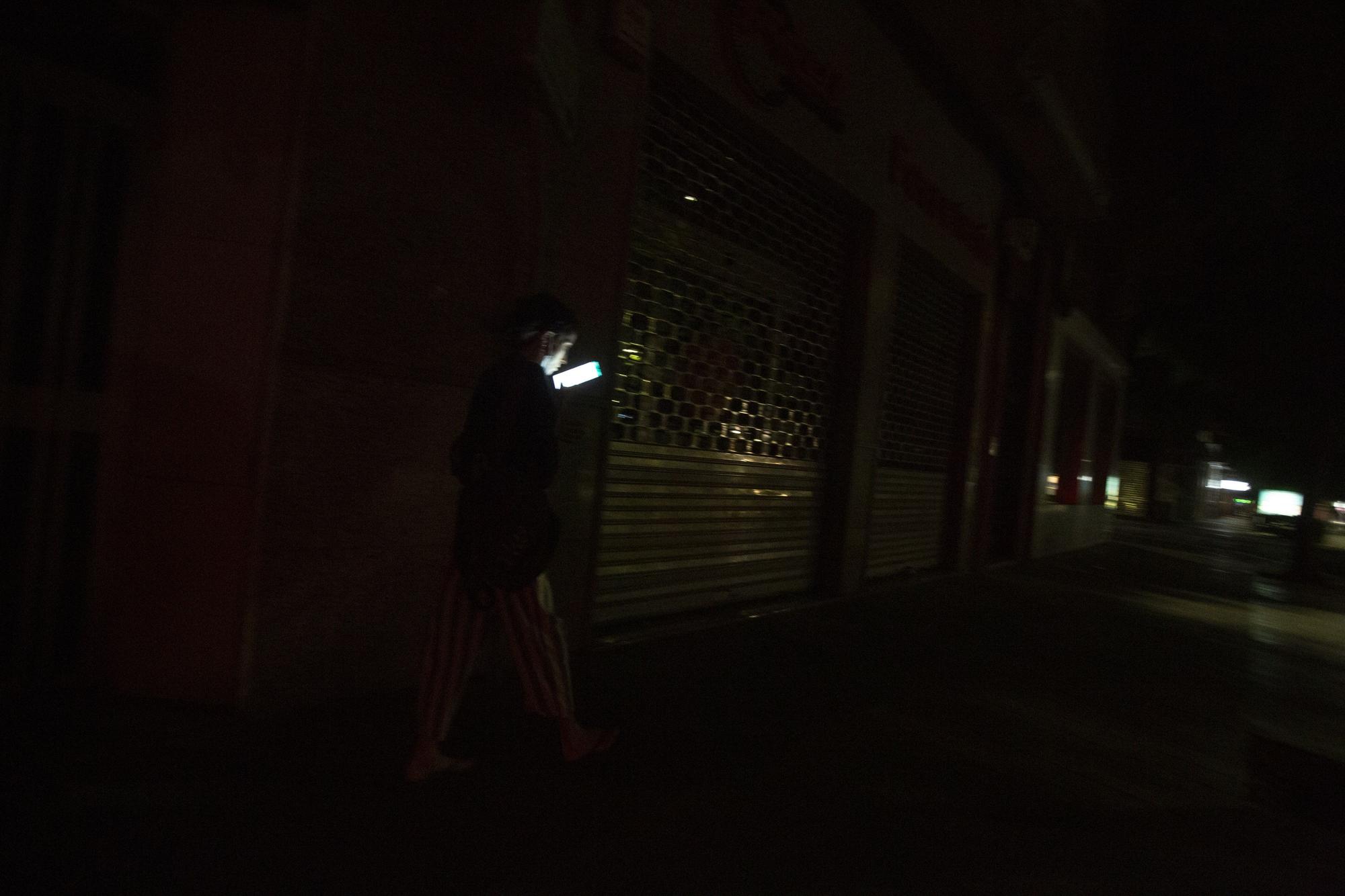 La oscuridad reina en una calle de Alicante: "No se ve nada"