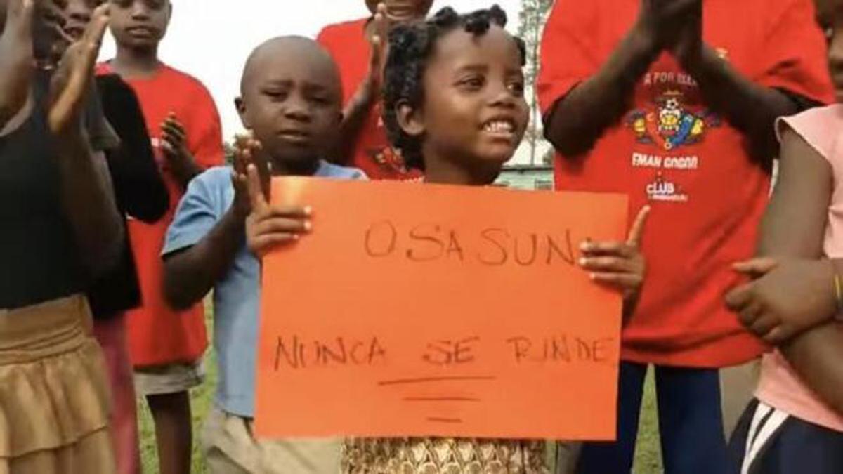 El origen de 'Osasuna nunca se rinde' está en Uganda