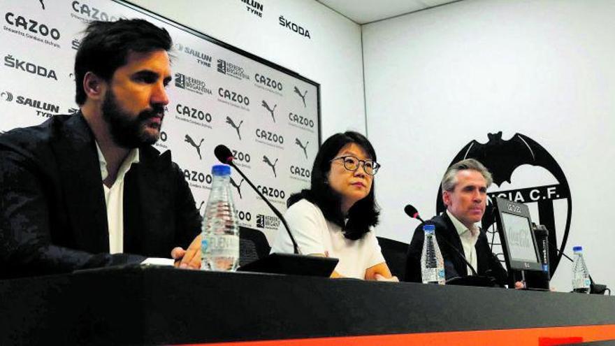 Javier Solís, junto a la presidenta Layhoon Chan y Miguel Ángel Corona. | J.M.LÓPEZ