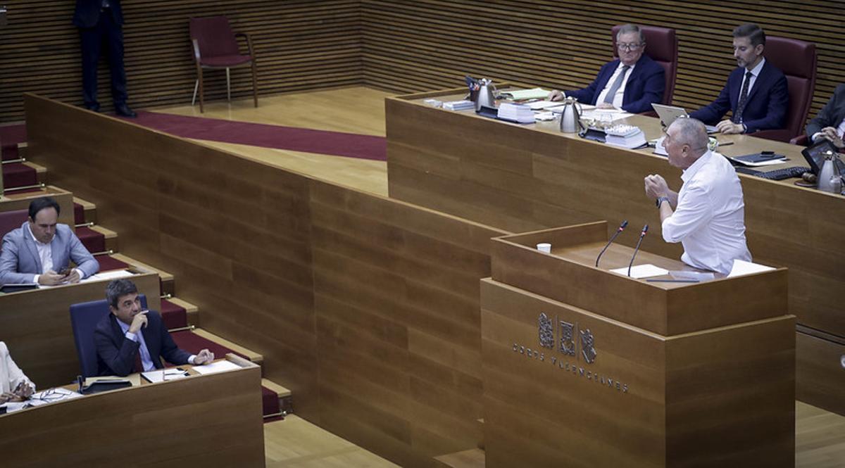 El síndic de Compromís, Joan Baldoví, pregunta a Mazón durante la sesión de control, este jueves.