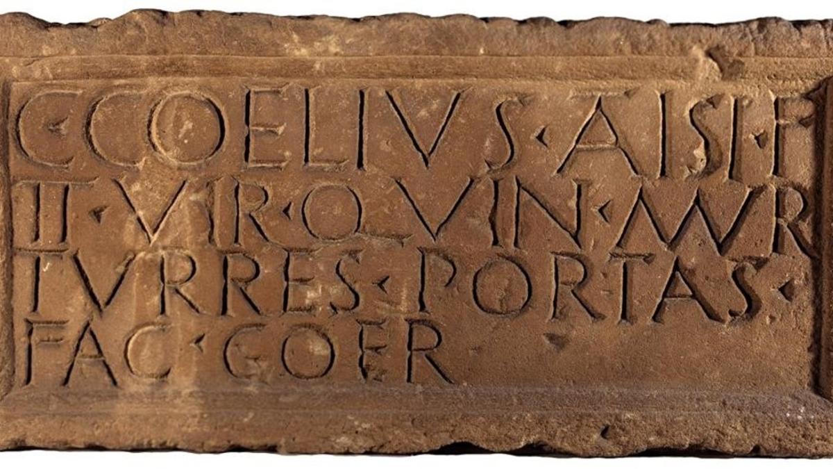 Lápida de Caius Coelius, procedente de la muralla romana de Barcelona y depositada en el Museu d'Arqueologia de Catalunya.