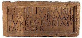 Caius Coelius hizo las murallas, torres y puertas de Barcino