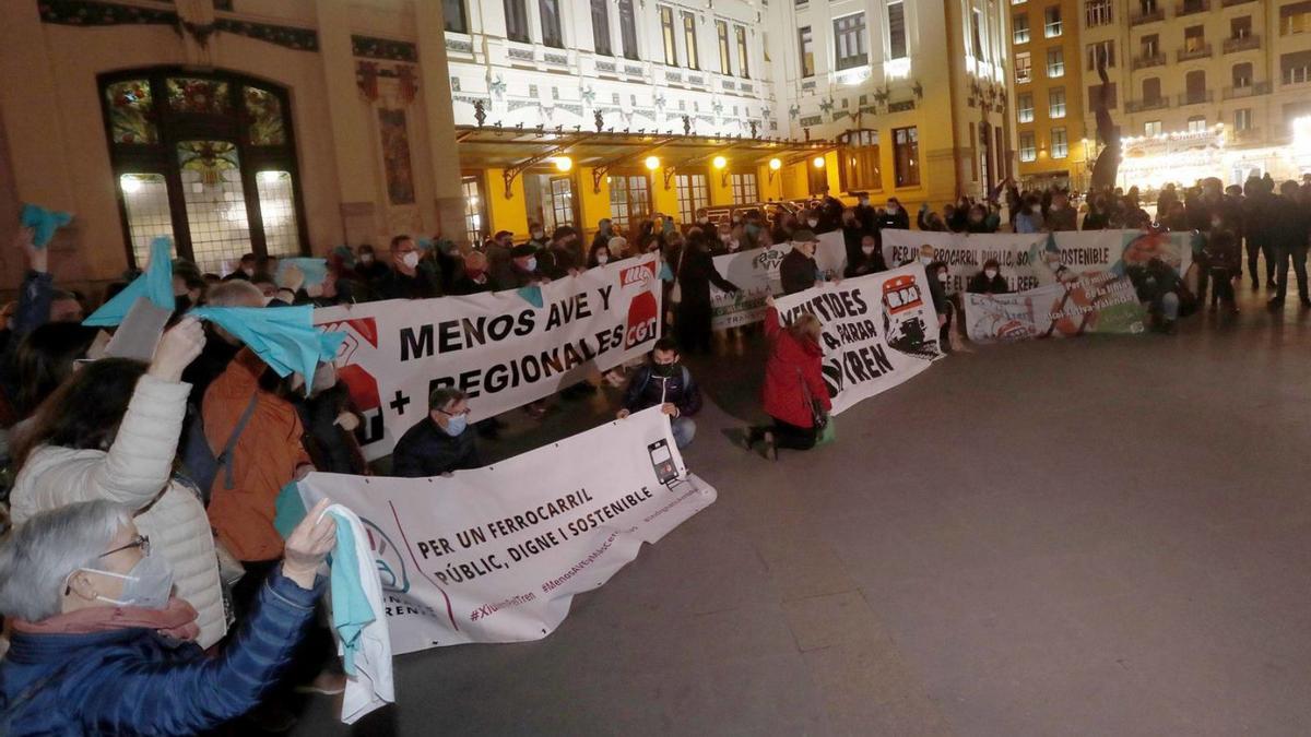 Decenas de personas exigen en la Estación del Norte un servicio de cercanías digno y el restablecimiento de la línea Utiel-Cuenca