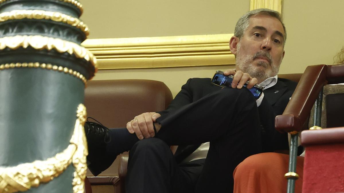 El presidente de Canarias, Fernando Clavijo, asiste al pleno del Congreso en el que se vota la toma en consideración de la reforma de la Ley de Extranjería relativa a la acogida de los menores llegados en pateras y cayucos.