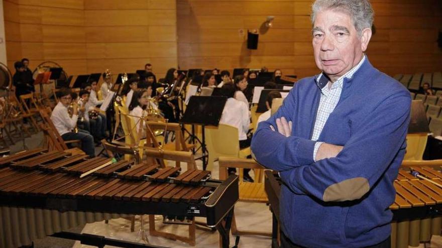 Pereiro durante un ensayo de los jóvenes de la Banda de Silleda, la pasada semana. // Bernabé/Javier Lalín