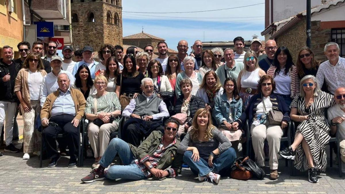 Asistentes al encuentro familiar de los Probanza celebrado en la villa de Tábara posan en una fotografía para el recuerdo de una entrañable jornada. | CHANY SEBASTIÁN
