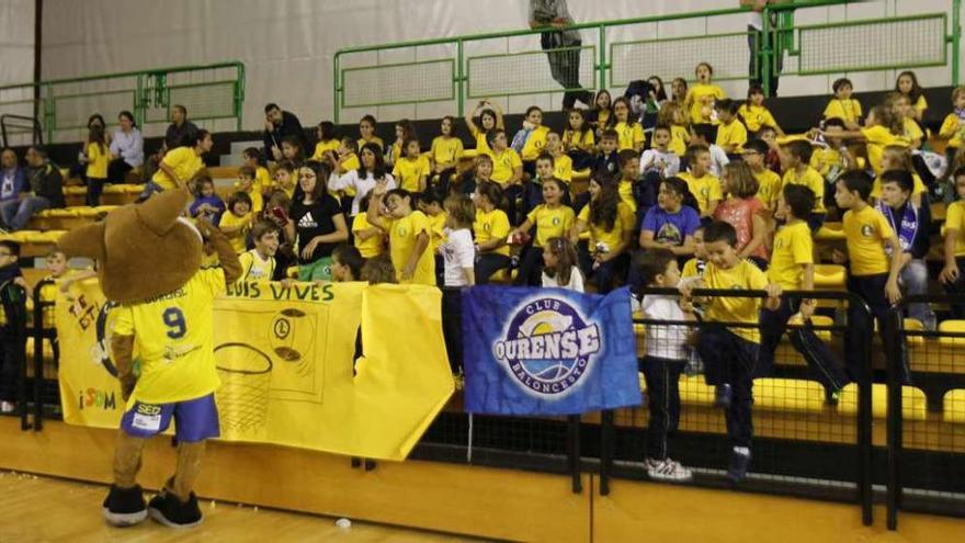 Los alumnos del colegio Luis Vives se divierten con la mascota del COB, O Lobo. // J.Regal