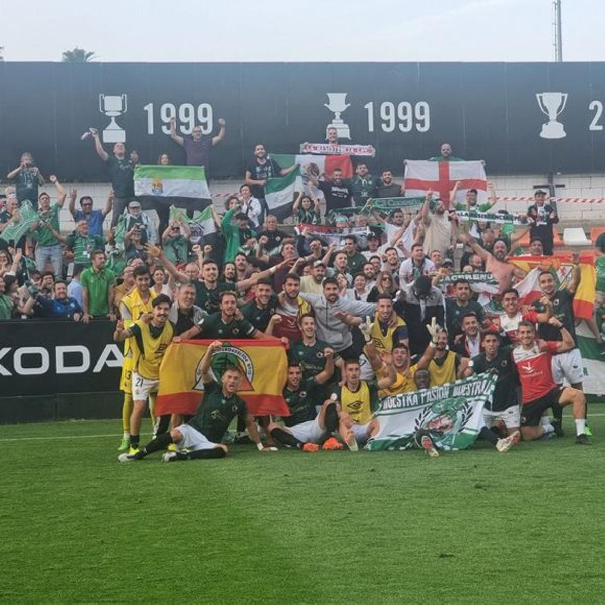 Los jugadores del Cacereño celebran la victoria junto a los aficionados verdes.