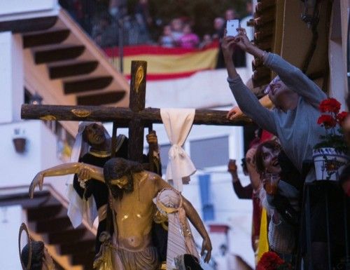 Alicante se vuelca con la procesión de Santa Cruz