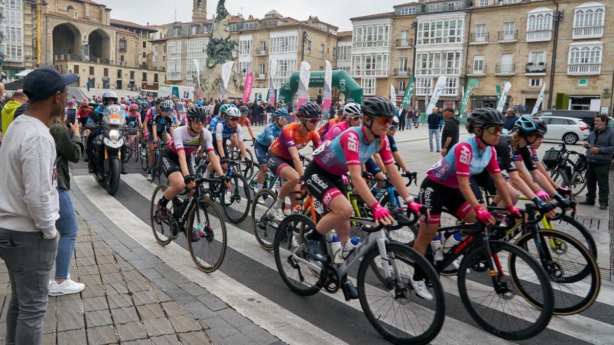 Salida de la primera Vuelta al País Vasco femenina desde Vitoria, este viernes.