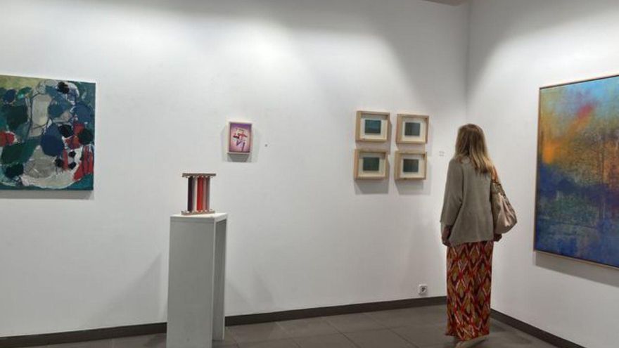 Tres vistas de la exposición, que que reúne a catorce artistas con sello propio en la galería Amaga y que permanecerá abierta hasta el 30 de agosto. | A. M.