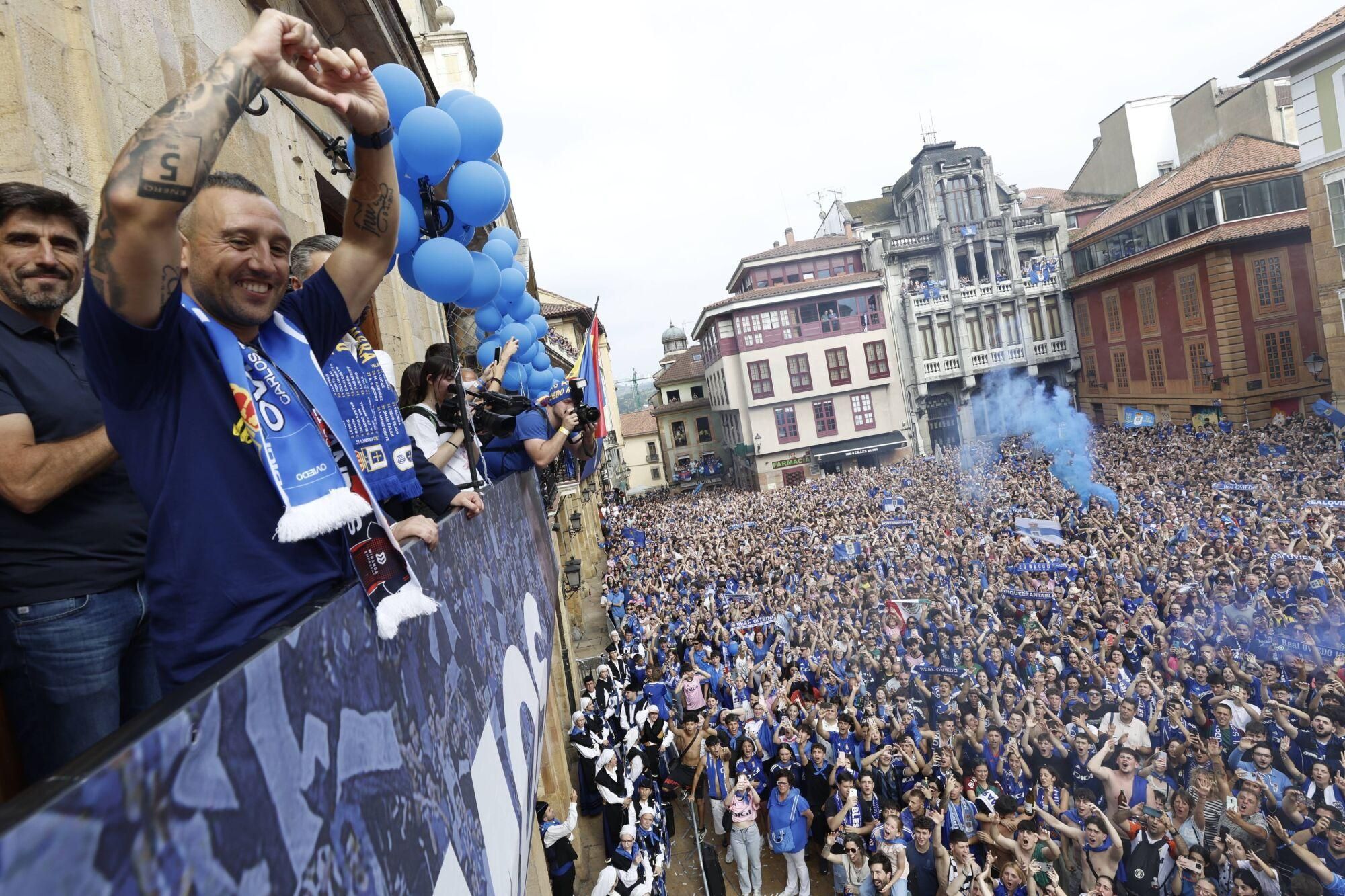 Locura azul en las calles de Oviedo para celebrar el ascenso del equipo a Primera División