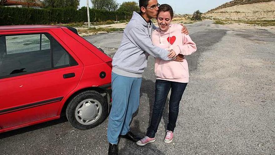 Alumnos del IES San Blas recogen los últimos bártulos tras las 68 horas de viaje.