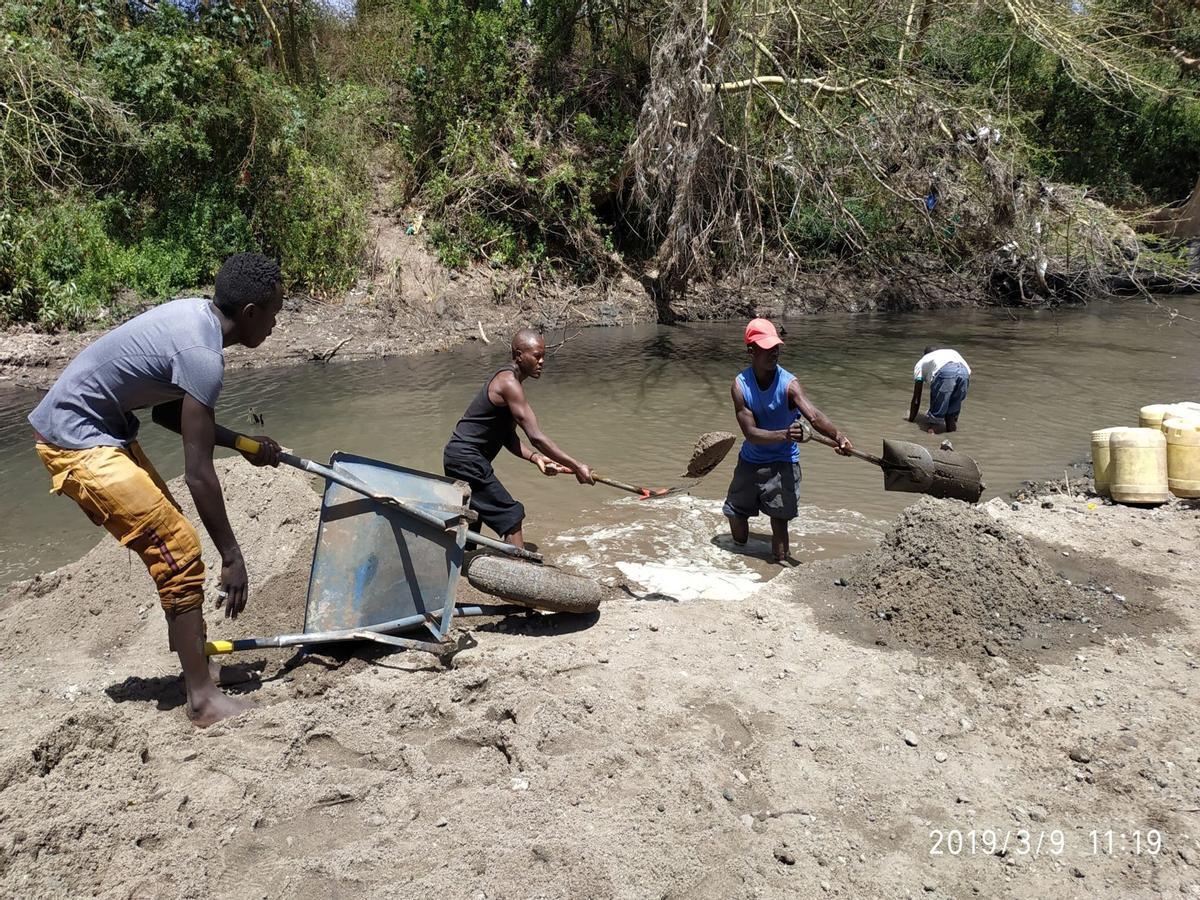 Nativos extrayendo arena de un río en Kenia