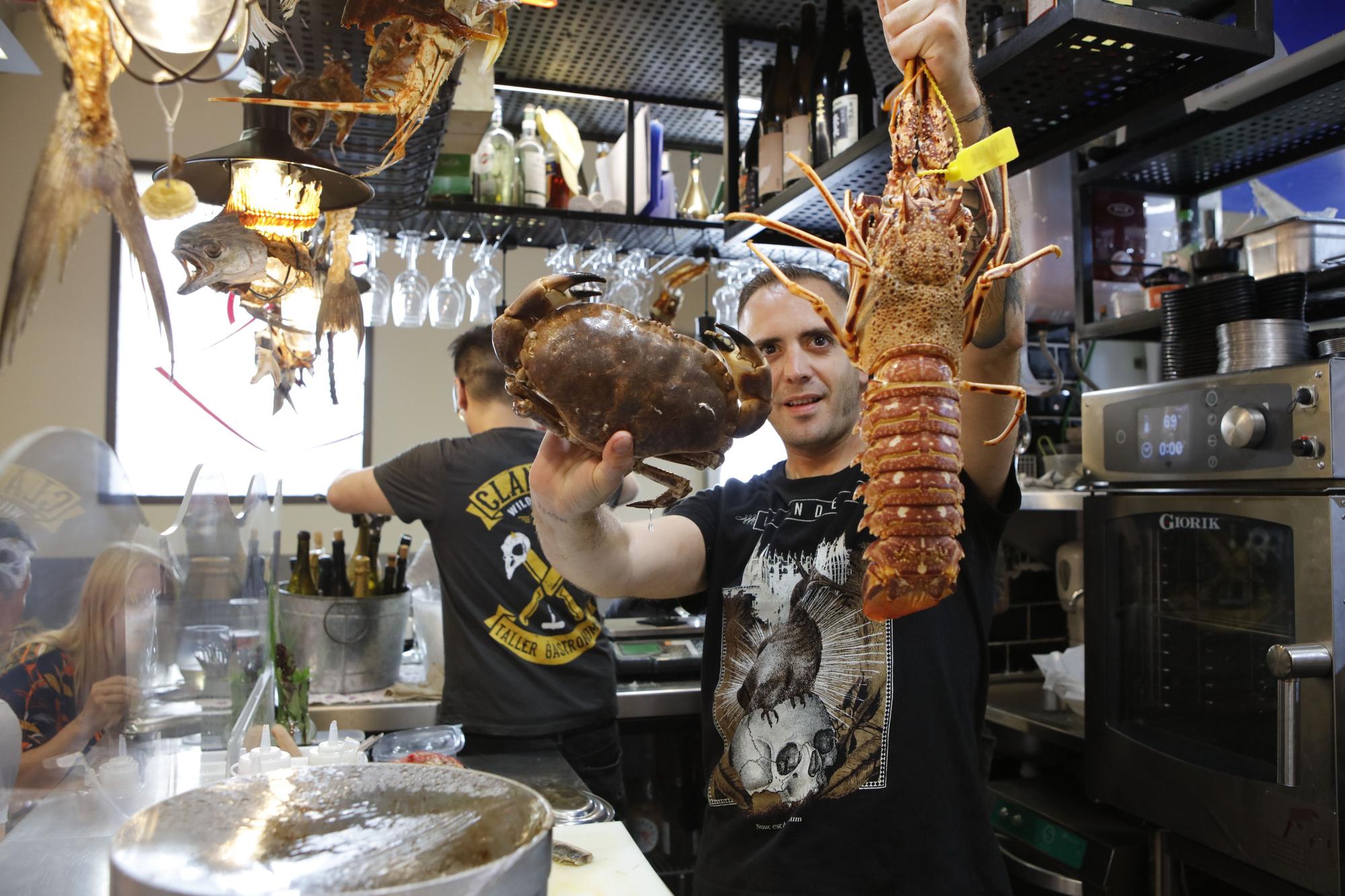 So sehen die Bars in der Fischhalle des Mercat de l'Olivar aus