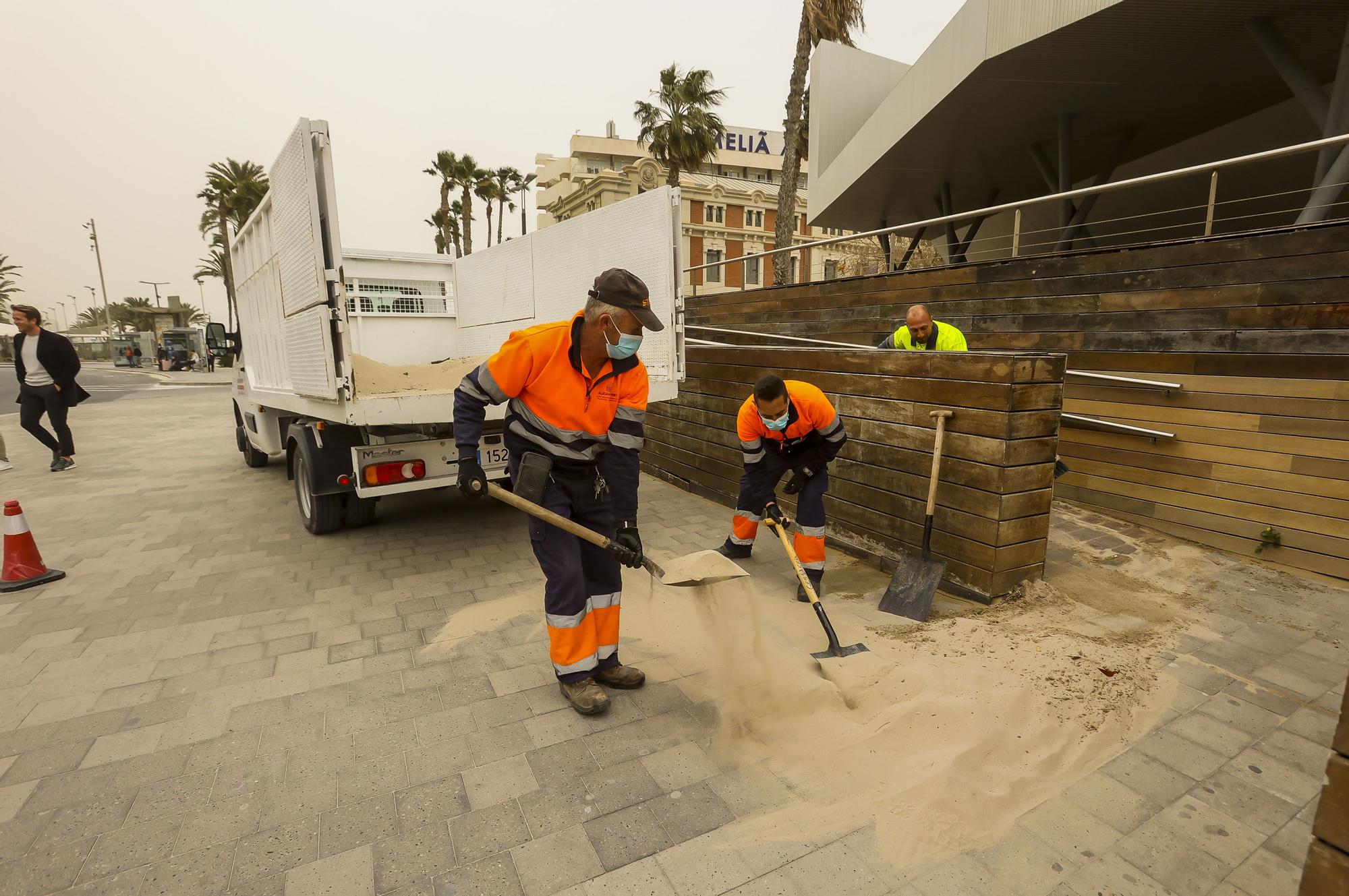 El polvo sahariano ensucia la ciudad de Alicante