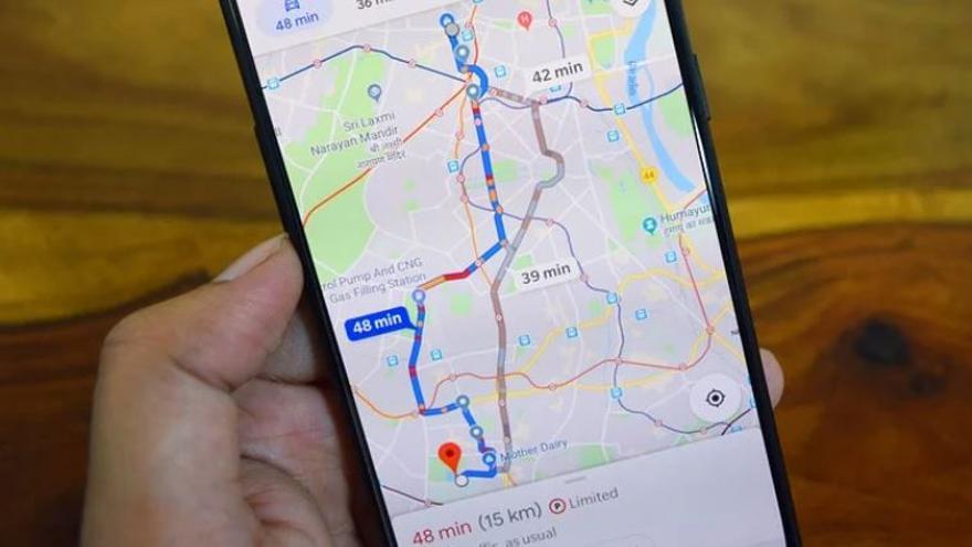Una persona consulta una ruta en una aplicació de mapes que conserva les seves dades de geolocalització