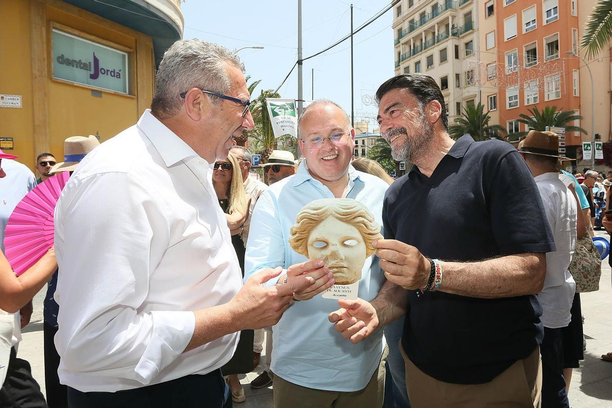 Toni Pérez, Miguel Tellado y Luis Barcala, este viernes en Alicante.