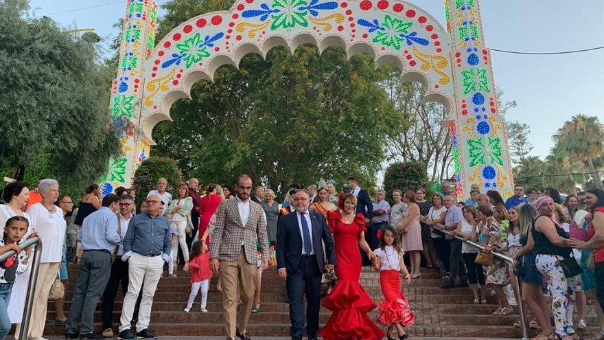 El alcalde de Alhaurín de la Torre, Joaquín Villanova, se dirige al recinto ferial para inaugurar las casetas de la Feria de San Juan 2019.