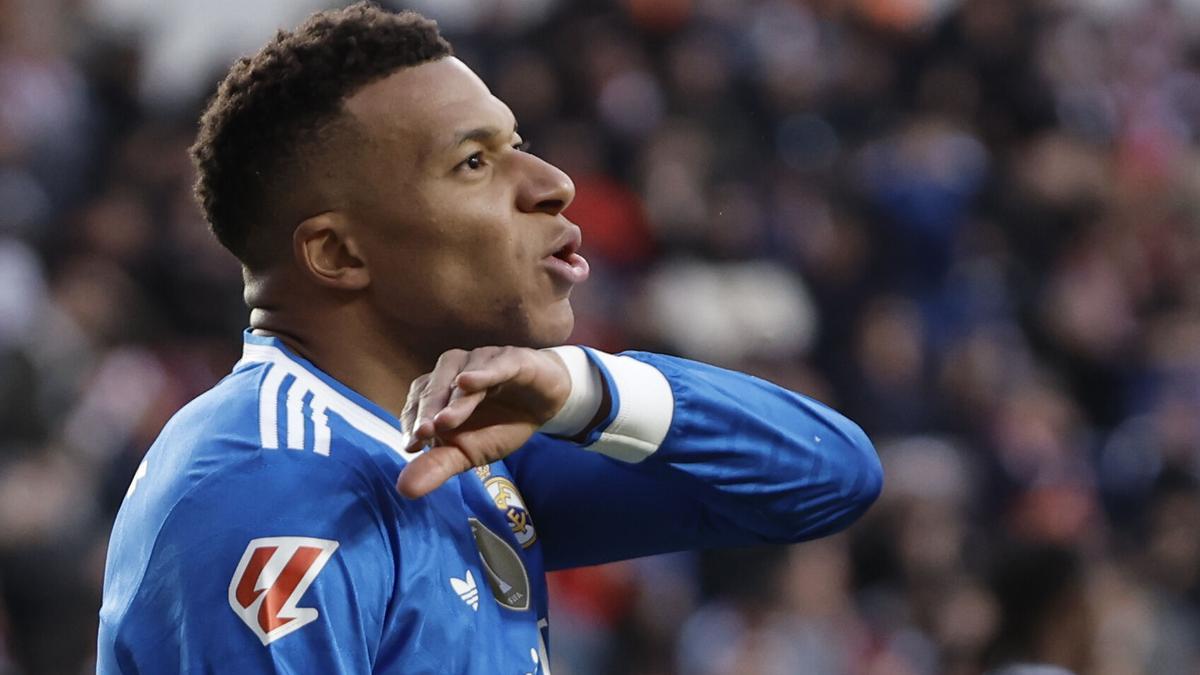 El delantero del Real Madrid Kyllian Mbappé, durante el partido de la jornada 12 de LaLiga EA Sports que Rayo Vallecano y Real Madrid disputaron en el Estadio de Vallecas.