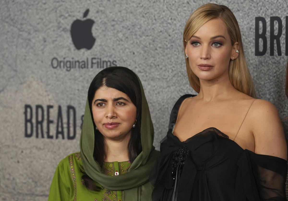 Malala Yousafzai y Jennifer Lawrence, las productoras del documental 'Bread & Roses', sobre la vida de las mujeres bajo el régimen talibán.