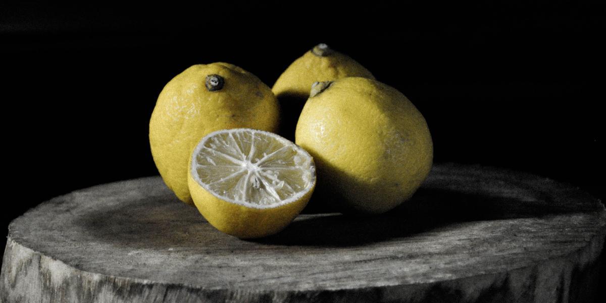 El limón y el vinagre pueden usarse para limpiar la nevera, y el bicarbonato elimina el mal olor.