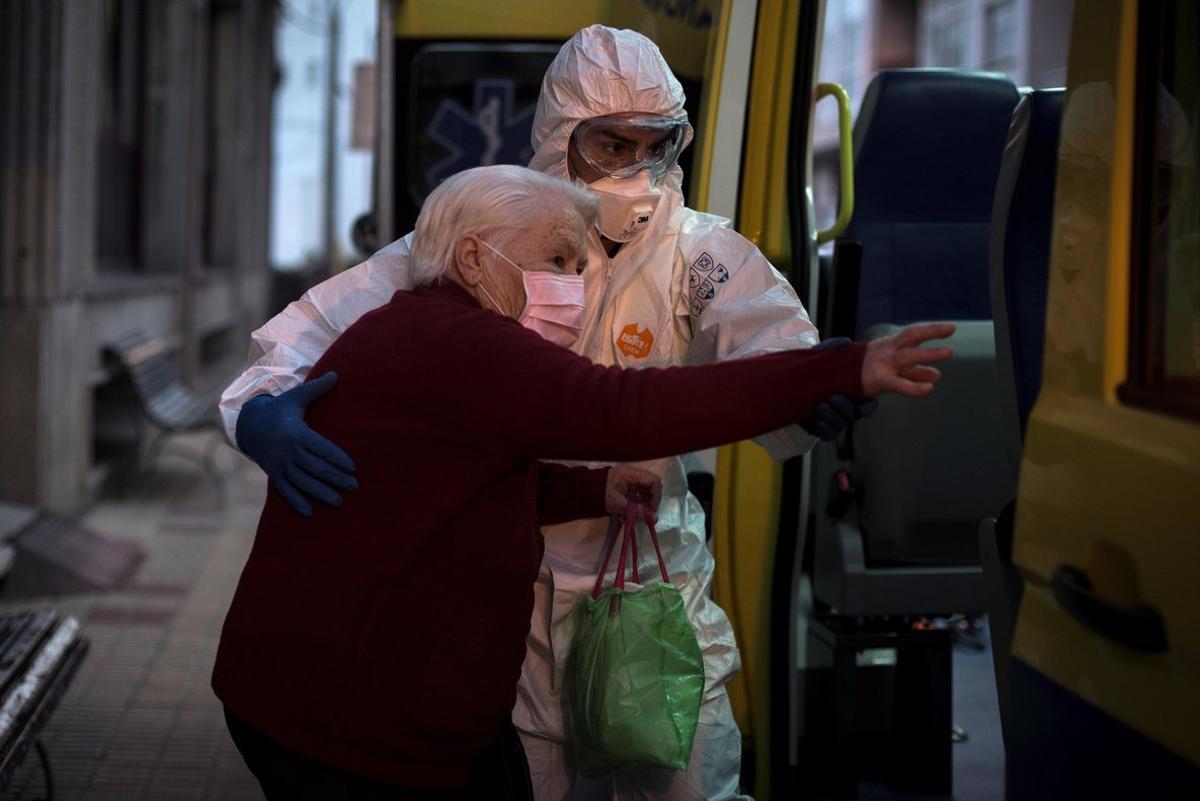 GRAF2495. CELANOVA (OURENSE), 27/03/2020.- Los casos por coronavirus en residencia de Celanova ascienden a 62. La residencia San Carlos de Celanova ha registrado 31 nuevos casos positivos de ancianos además de 17 trabajadores, convirtiéndose en uno de los principales focos de coronavirus en Galicia. En la imagen, trabajadores sanitarios trasladan hoy viernes a ancianos que han dado positivo en el test de coronavirus, desde la residencia de mayores San Carlos de Celanova a la residencia de Baños de Molgas. EFE/Brais Lorenzo