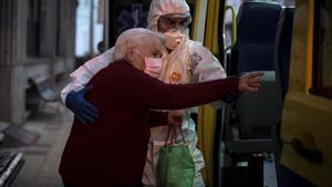 GRAF2495. CELANOVA (OURENSE), 27/03/2020.- Los casos por coronavirus en residencia de Celanova ascienden a 62. La residencia San Carlos de Celanova ha registrado 31 nuevos casos positivos de ancianos además de 17 trabajadores, convirtiéndose en uno de los principales focos de coronavirus en Galicia. En la imagen, trabajadores sanitarios trasladan hoy viernes a ancianos que han dado positivo en el test de coronavirus, desde la residencia de mayores San Carlos de Celanova a la residencia de Baños de Molgas. EFE/Brais Lorenzo