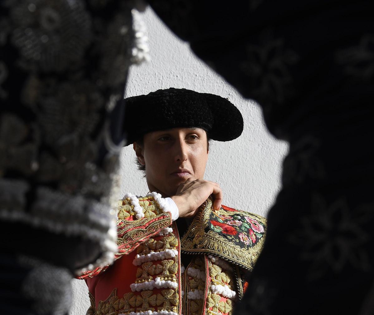 Andrés Roca Rey se lía el capote de paseo antes de hacer el paseíllo.