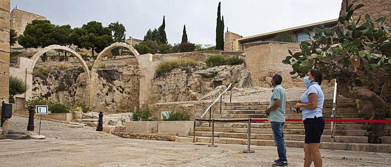 Dos visitantes del Castillo tras su reapertura ayer. El uso de mascarilla es obligatorio.