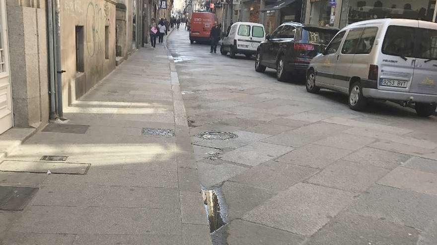 Una de las calles peatonales con vehículos aparcados que prohibe la ordenanza. // Iñaki Osorio