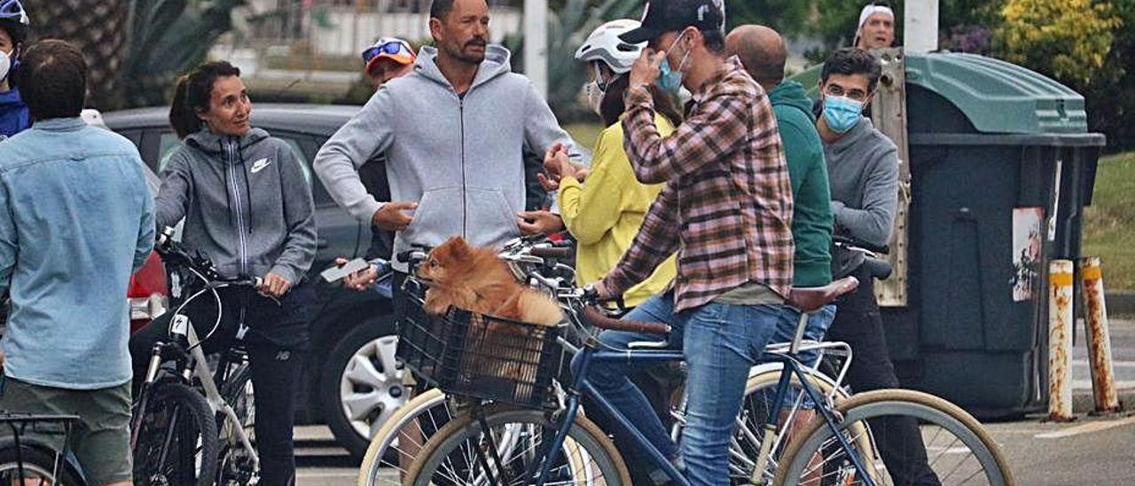 Las mascotas también acompañan a los ciclistas.