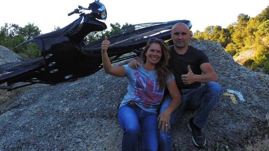 Judith Obaya y Paco Martínez, con su moto voladora.