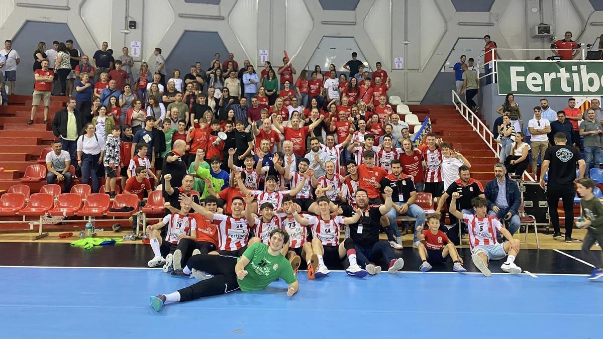 Equipo, autoridades y afición celebran la clasificación para el Campeonato de España.