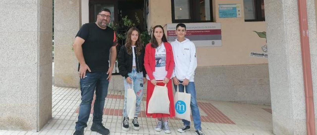 El edil Daniel Costas con los pequeños Sabela González, Beatriz Marianh y Etienne Romero.   | FDV