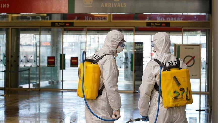 Labores de desinfección en la estación María Zambrano, la semana pasada.