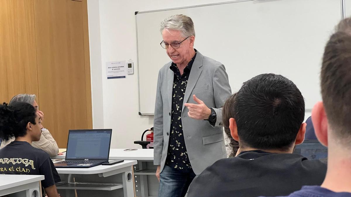 El profesor de Historia de la Universidad de Zaragoza, Julián Casanova, durante su última clase.